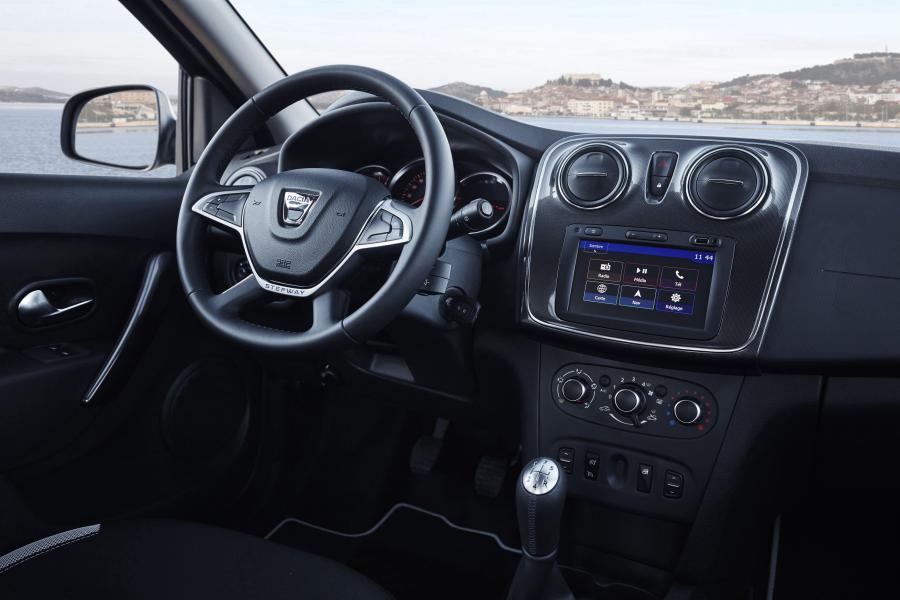 Интерьер Dacia Sandero Stepway 2016 года  (фото 28 из 46)